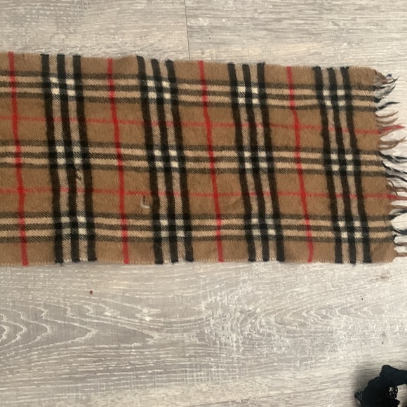 A true VERY VINTAGE BURBERRY SCARF! Made in England - Picture 6 of 13